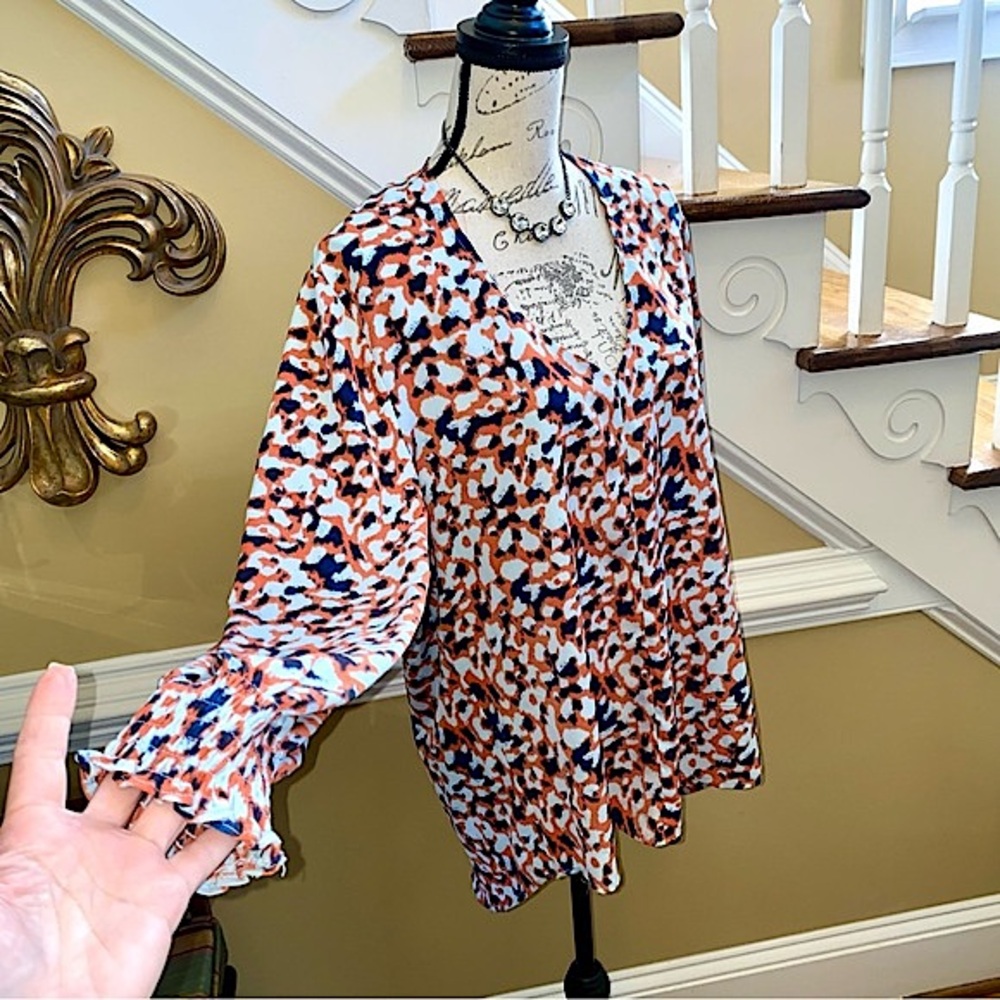 JODIFL animal print smocked cuff blouse - Picture 5 of 10